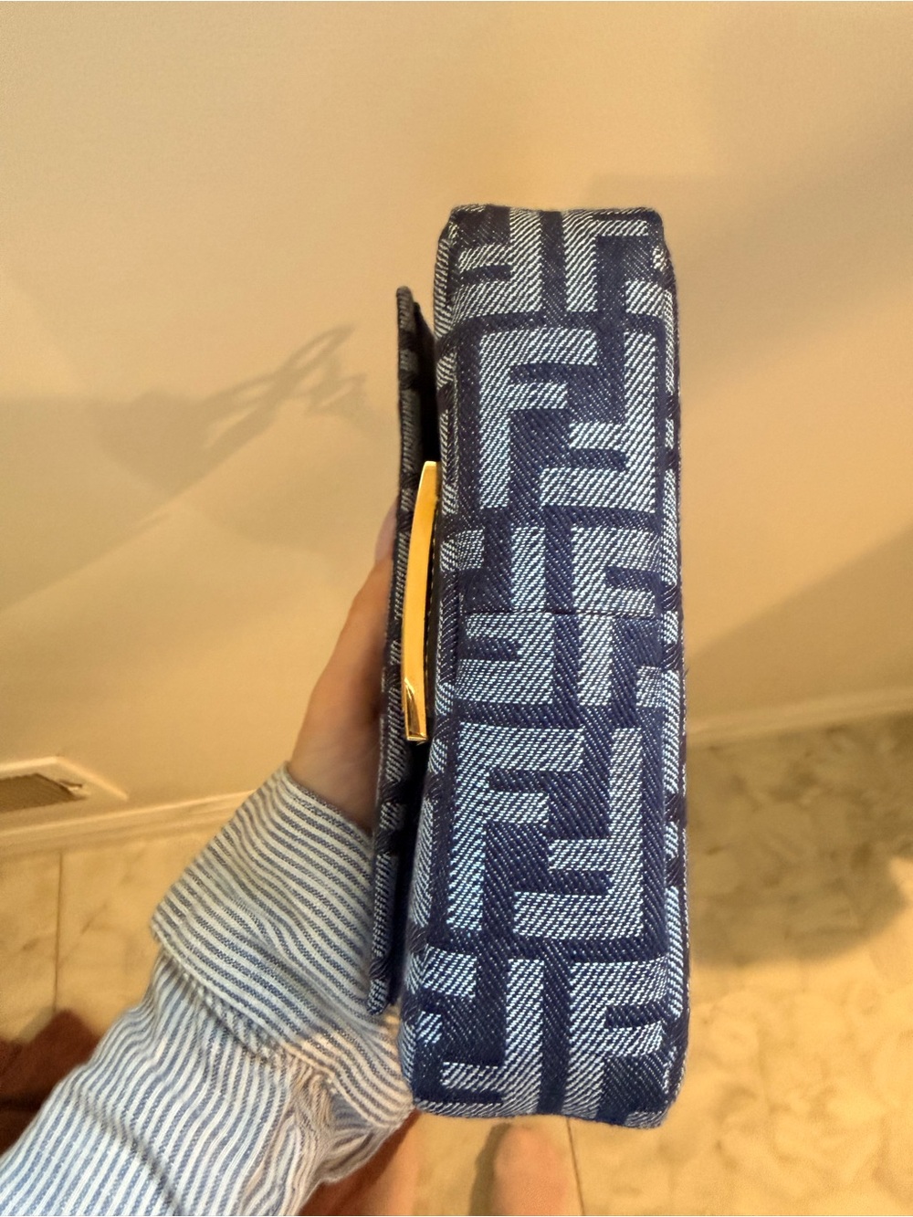 Fendi Baguette Mini
Dark blue denim-effect FF jacquard bag - Picture 11 of 12